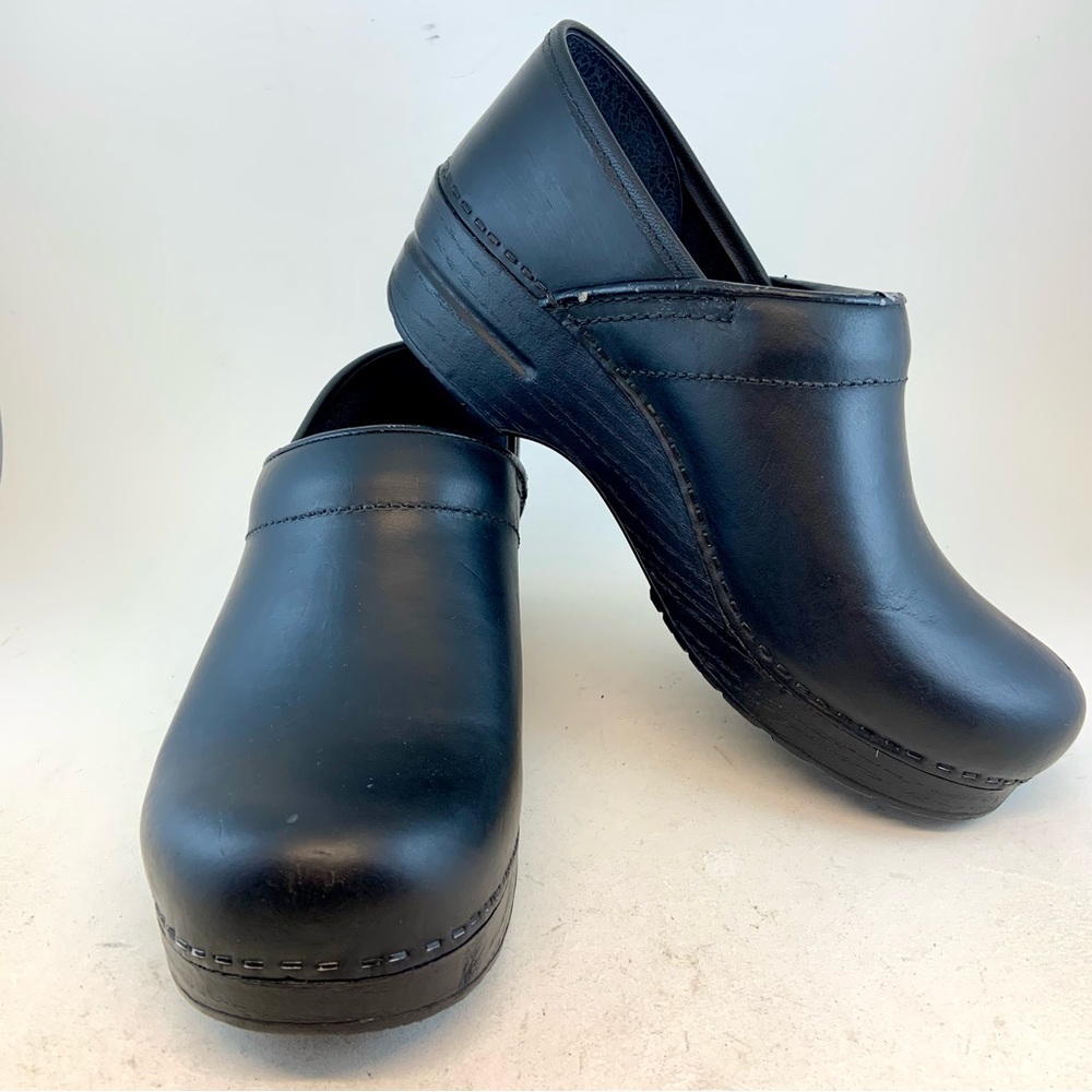 Dansko Black Oiled Professional Stapled Clogs 39 8.5 9